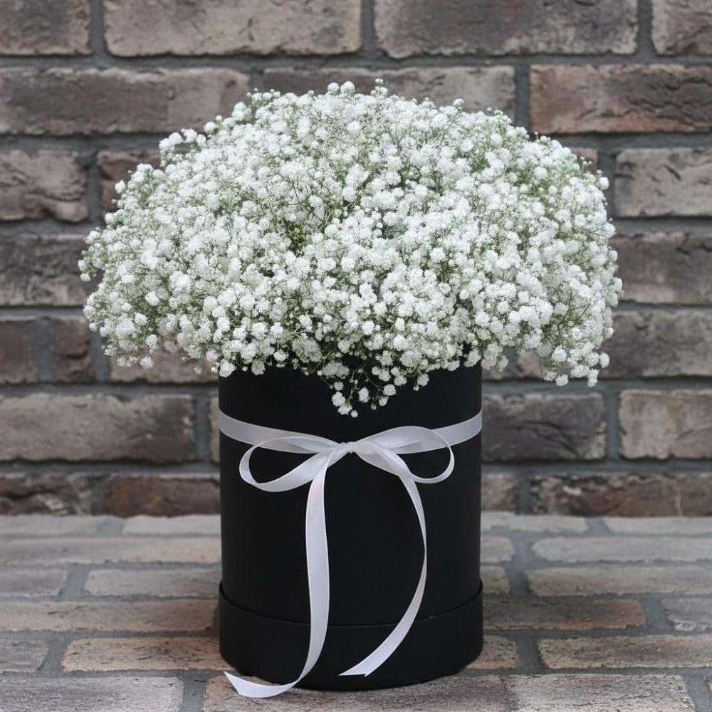 Цветочная композиция из Гипсофила в шляпной коробке в Большом Сорокино