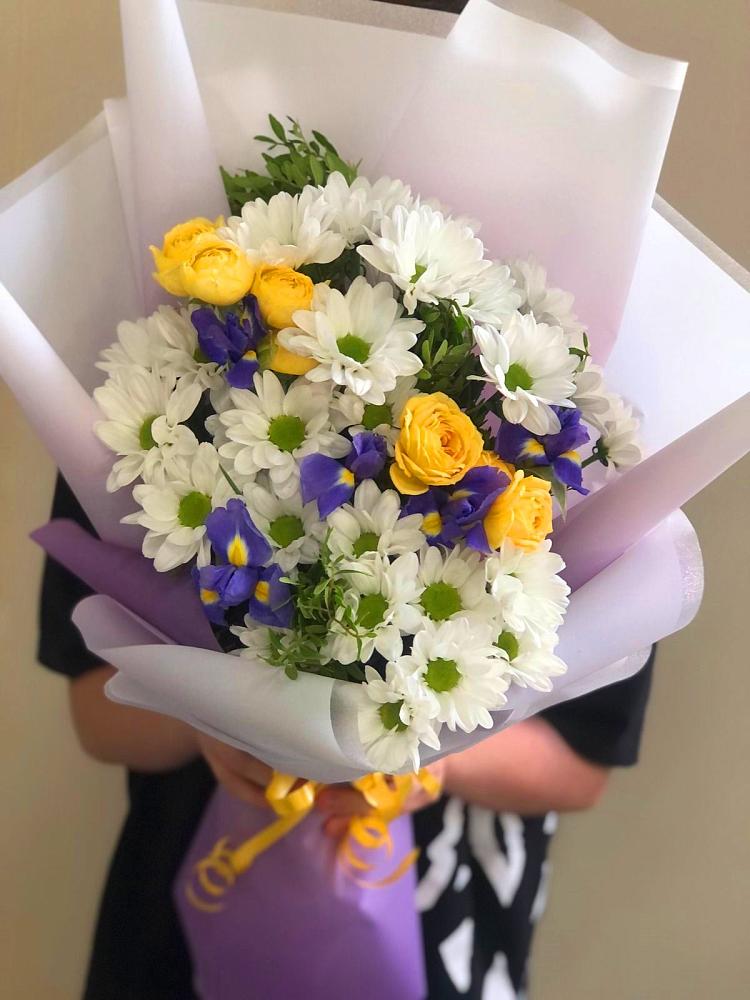 Букет цветов из: Ирисы, Хризантемы и Розы в Большом Сорокино