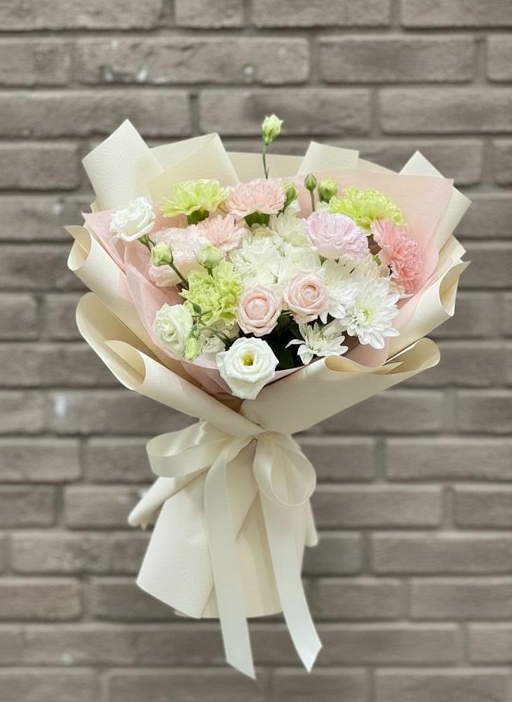 Букет цветов из: Гвоздики, Розы, Лизиантусы и Хризантемы в Большом Сорокино