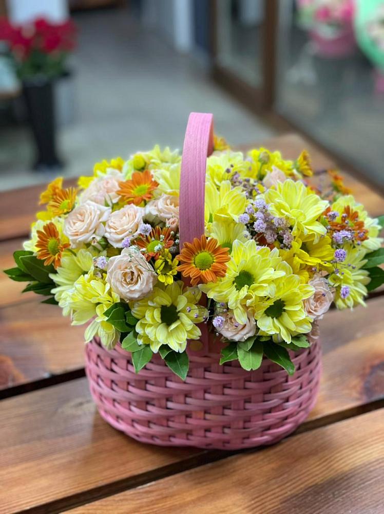 Цветочная композиция из Хризантемы и Розы в корзине в Большом Сорокино
