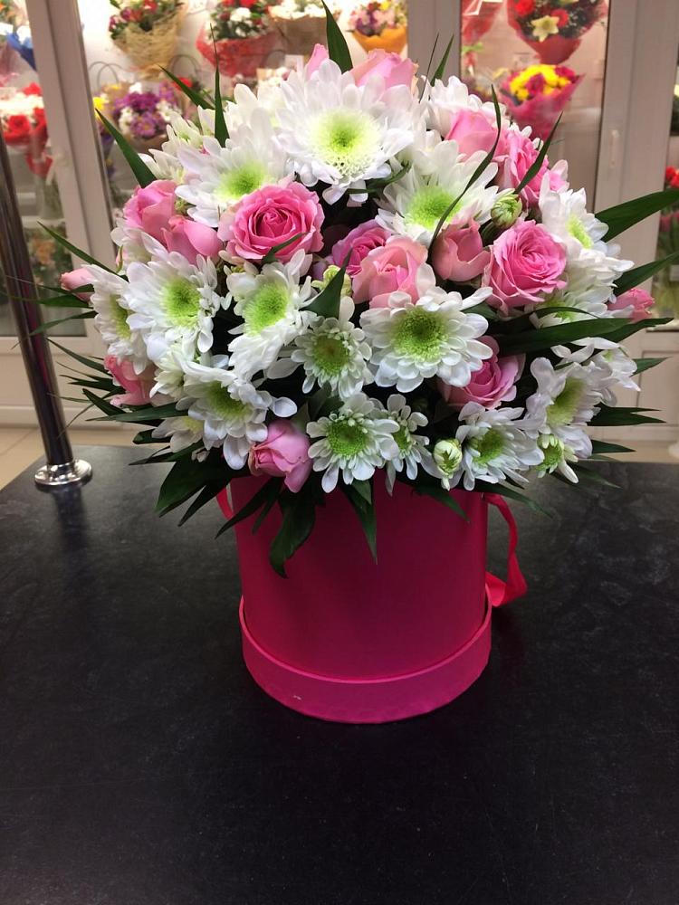 Цветочная композиция из Розы и Хризантемы в шляпной коробке в Большом Сорокино