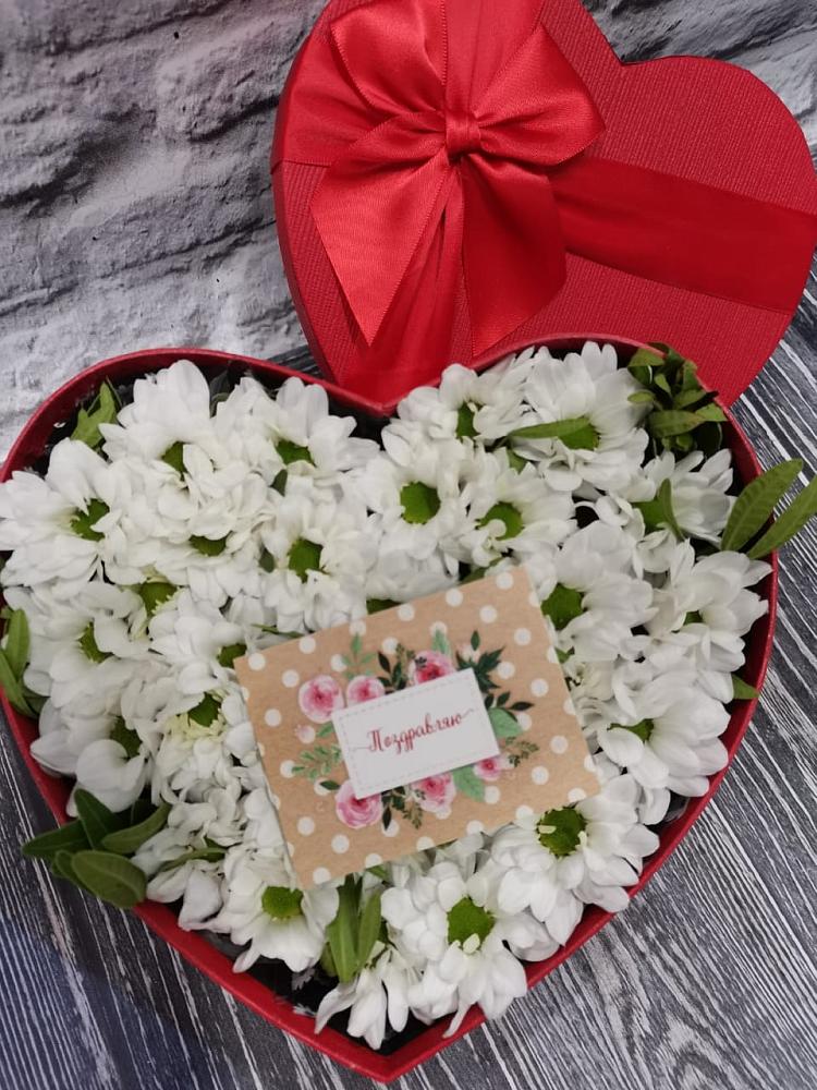 Цветочная композиция из Хризантемы в виде сердца в Большом Сорокино