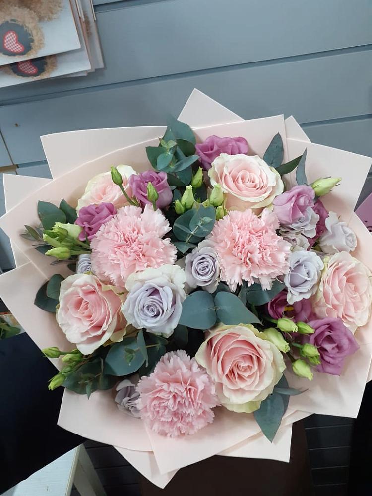 Букет цветов из: Розы, Гвоздики и Лизиантусы в Большом Сорокино