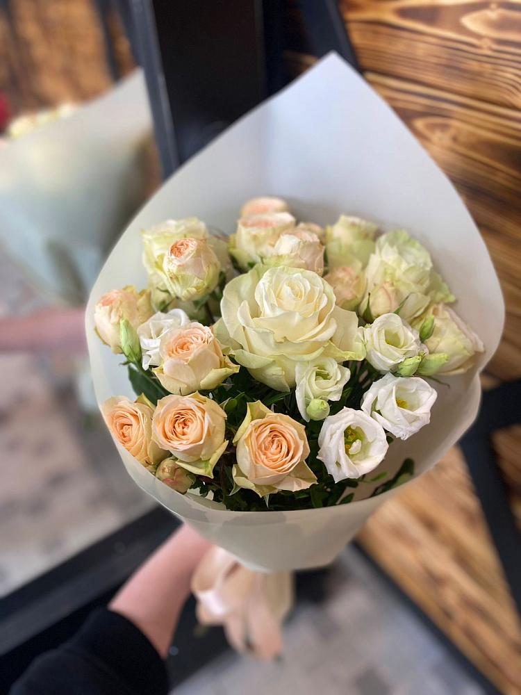 Букет цветов из: Розы и Лизиантусы в Большом Сорокино